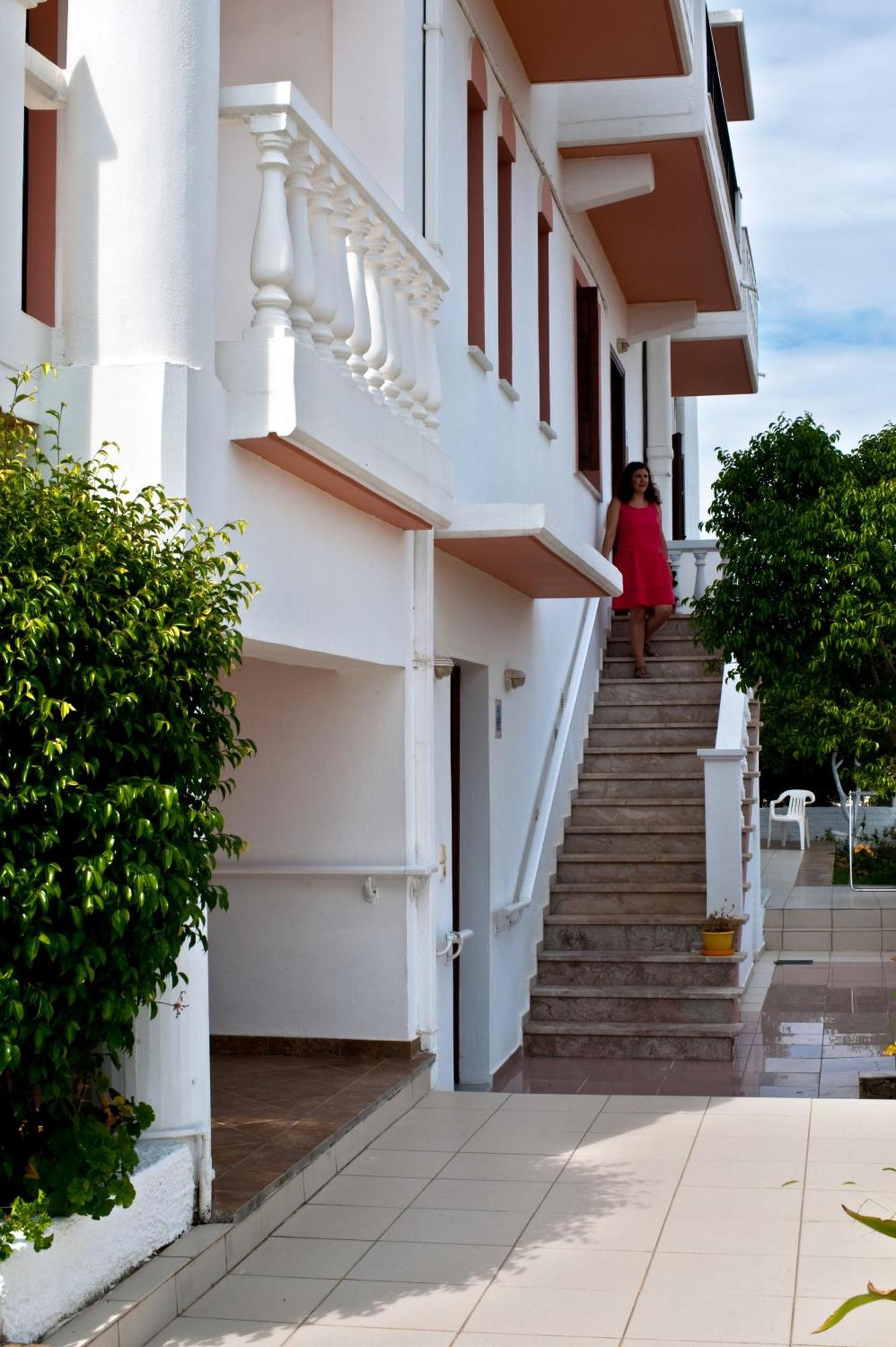 Captain Michalis Apartments Galatas  Экстерьер фото
