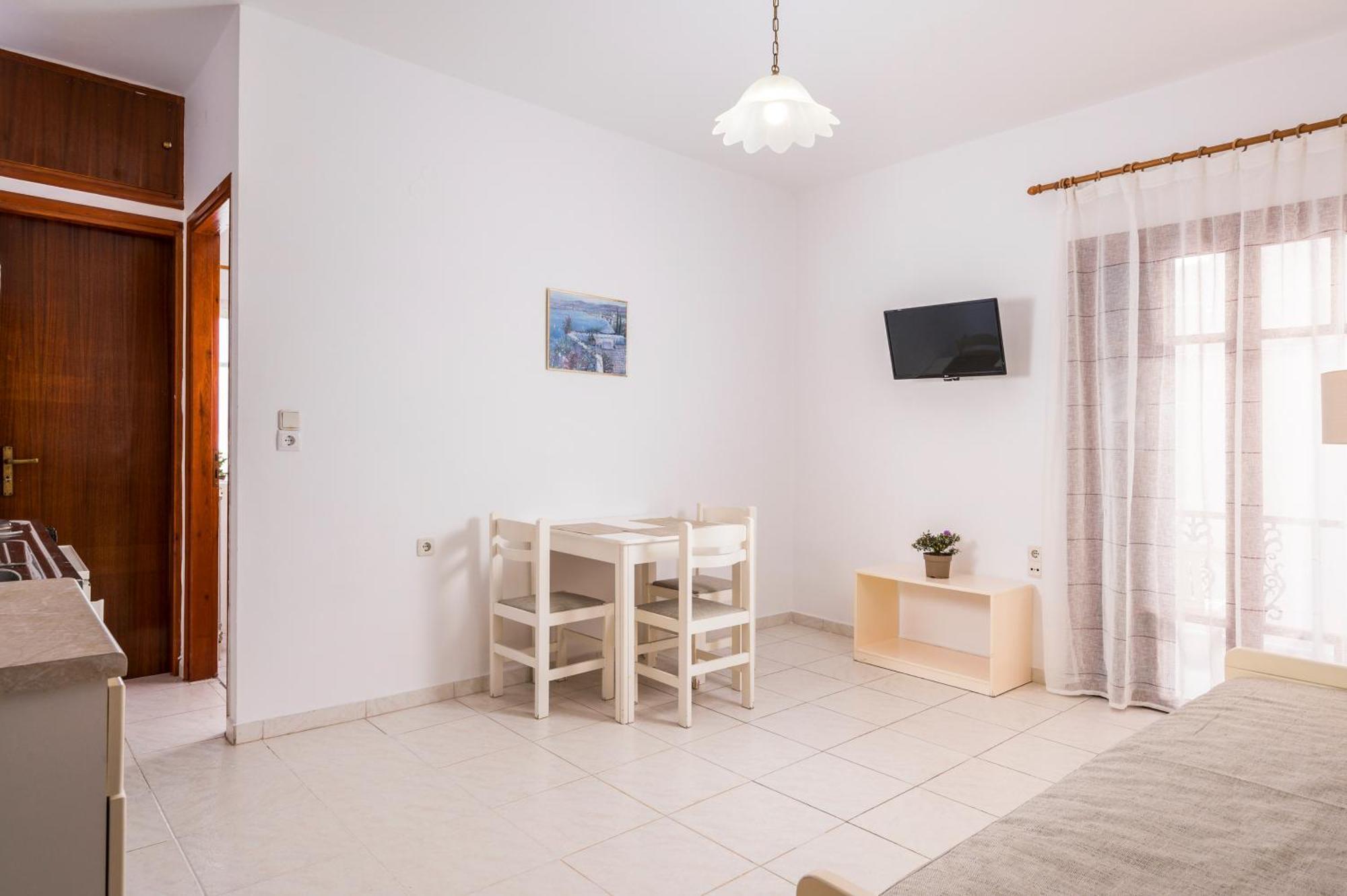 Captain Michalis Apartments Galatas  Экстерьер фото